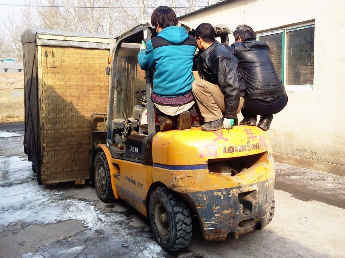 三（sān）噸的數控車床 用（yòng）三噸的叉車來插--但（dàn）把包裝箱忽略了 就出現這一幕（mù）