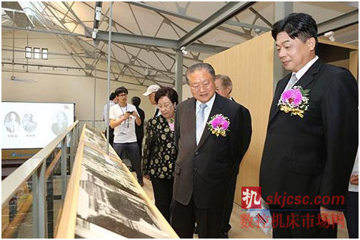 曆史建物“台中一中校史館”修複完成（右起陳木村校（xiào）長、鄭崇華（huá）先生）